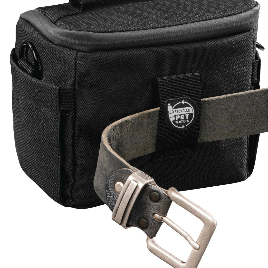 Czarna torba na aparat z paskiem i naszywką z recyklingowanych tekstyliów.