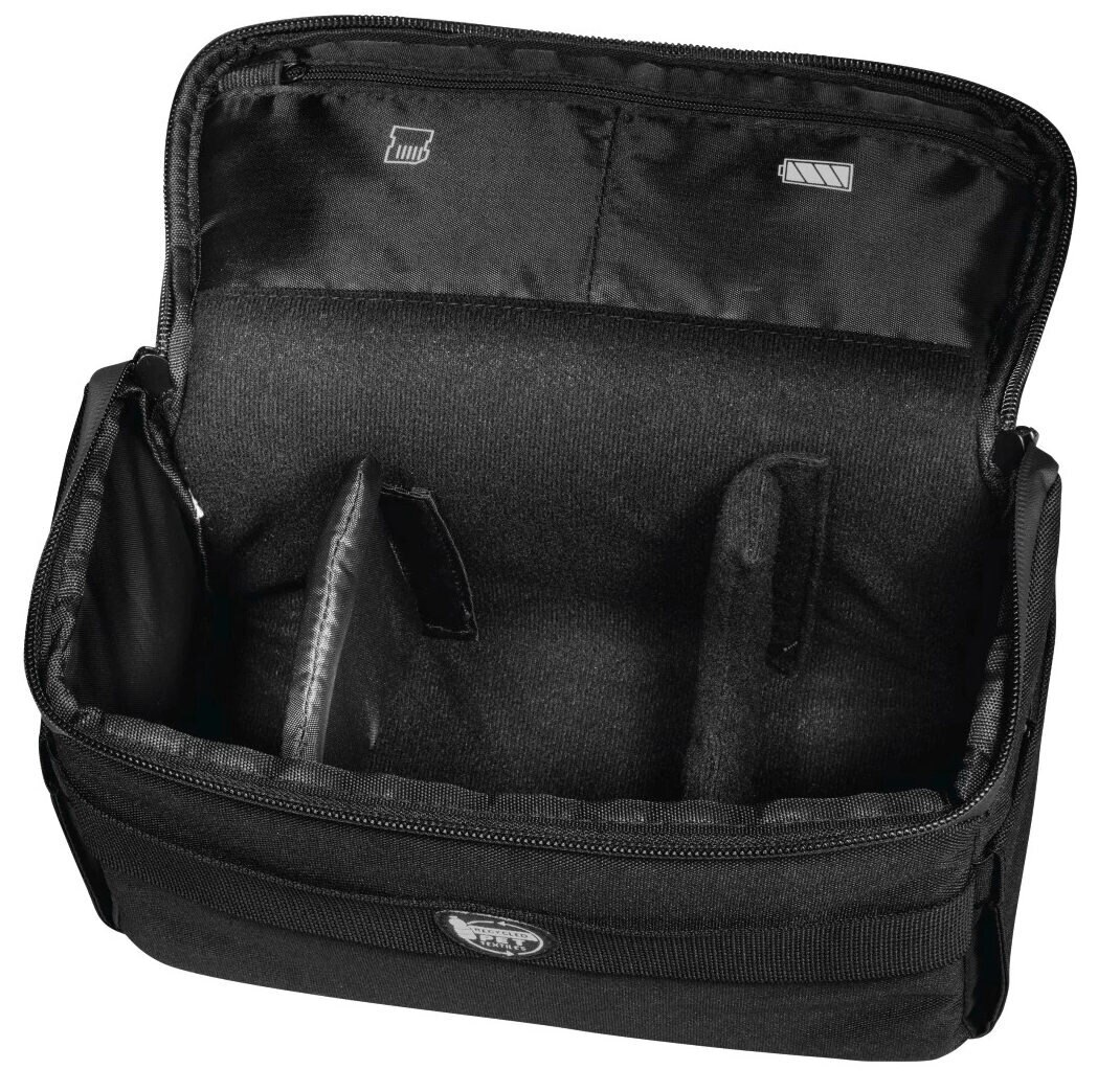 Czarna torba na aparat, otwarta, aby pokazać przegrody, z ikonami karty i baterii.