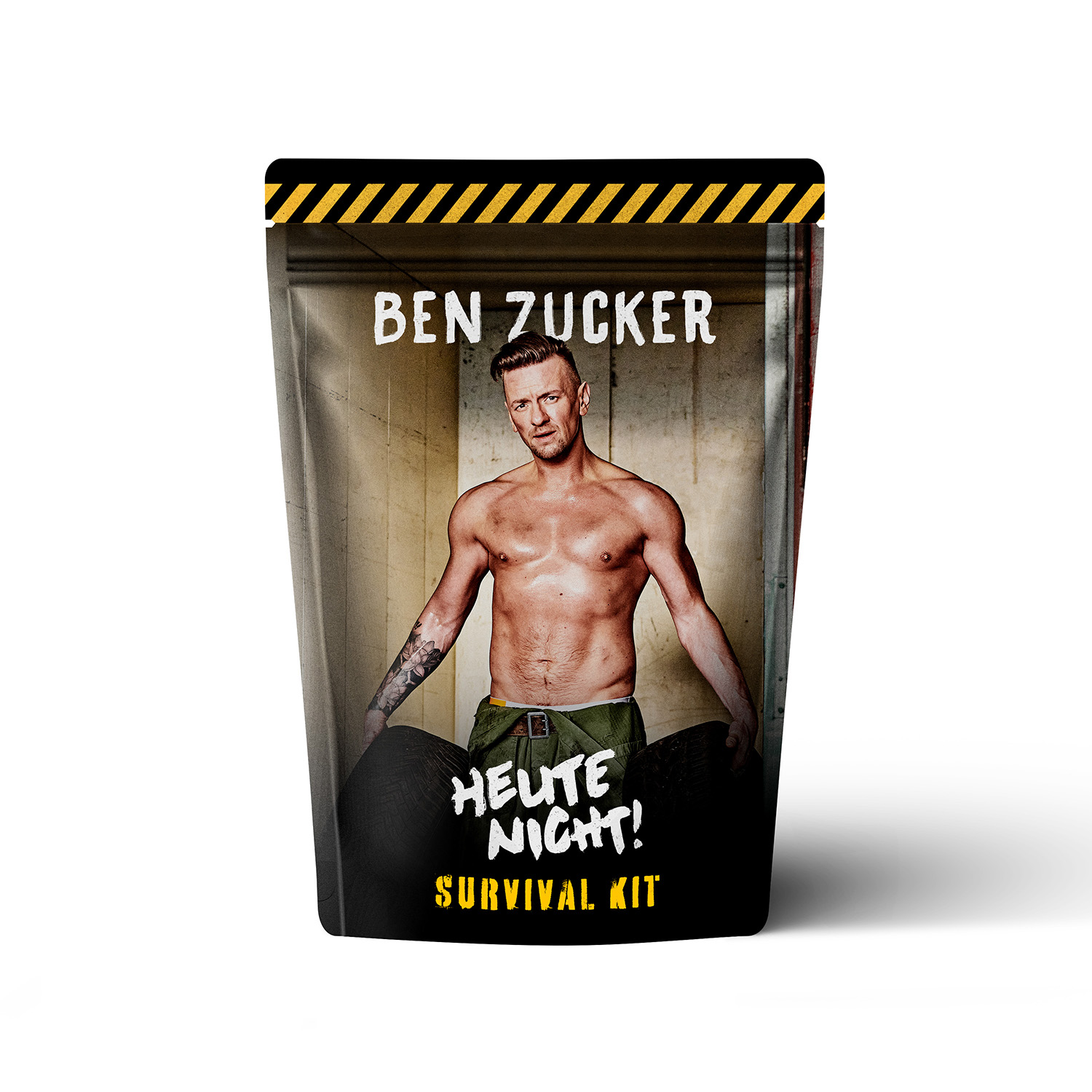 Eine Tasche: Ben Zuckers "Heute Nacht!" Survival Kit mit einem Mann ohne Hemd auf der Vorderseite.