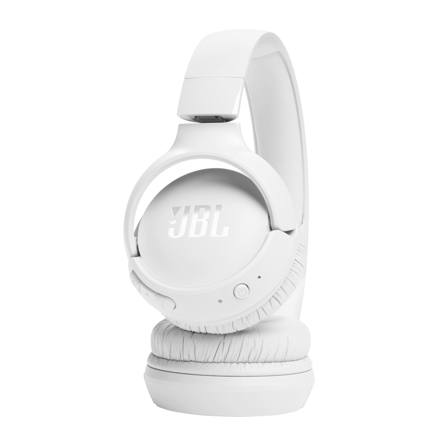 Witte JBL-koptelefoon op een zwarte achtergrond. De koptelefoon heeft een gebogen ontwerp en oorschelpen.