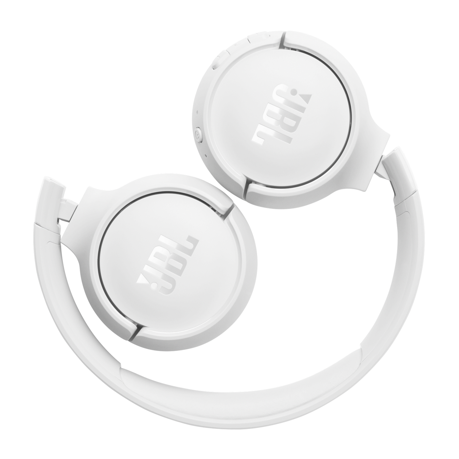 Witte JBL-koptelefoon, opgevouwen, met het JBL-logo zichtbaar op de oorschelpen.