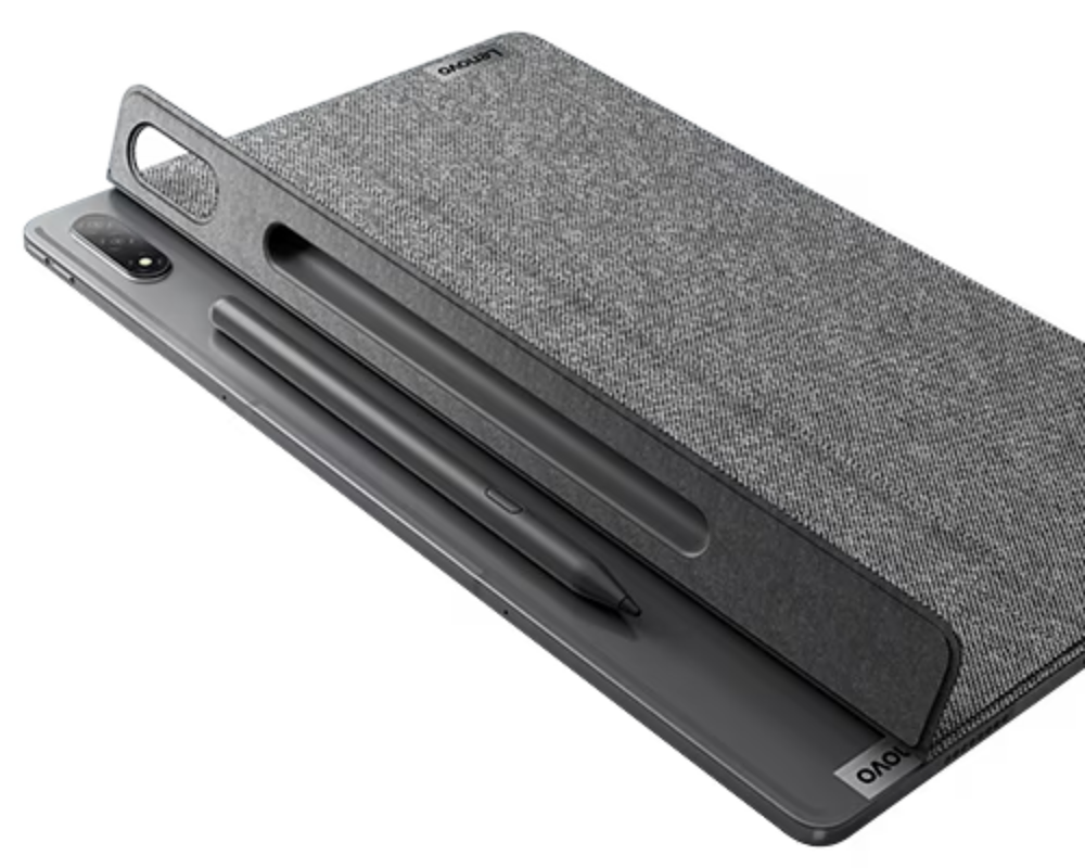 Tableta Lenovo con funda y lápiz. La tableta es gris, la funda es gris texturizado. Fondo negro.