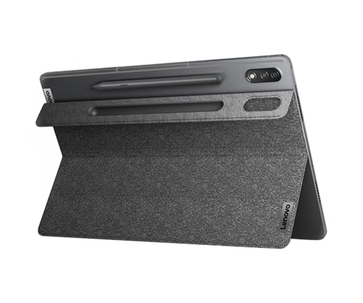 Tableta con funda de tela abierta, un lápiz, sobre fondo negro.