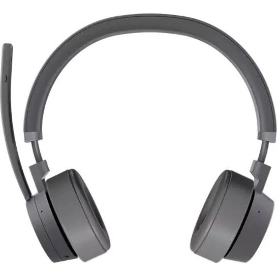 Auriculares oscuros supraaurales con micrófono de brazo, sobre fondo blanco.