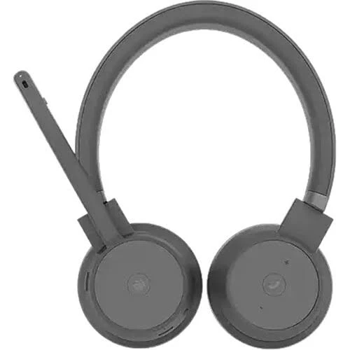 Un auricular gris sobre la oreja con un micrófono. El auricular está sobre un fondo blanco.