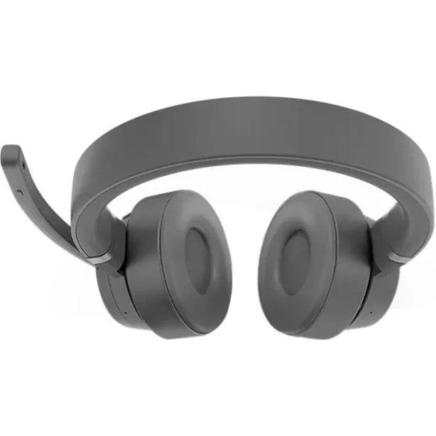 Un auricular gris con micrófono, presentado sobre una superficie blanca.