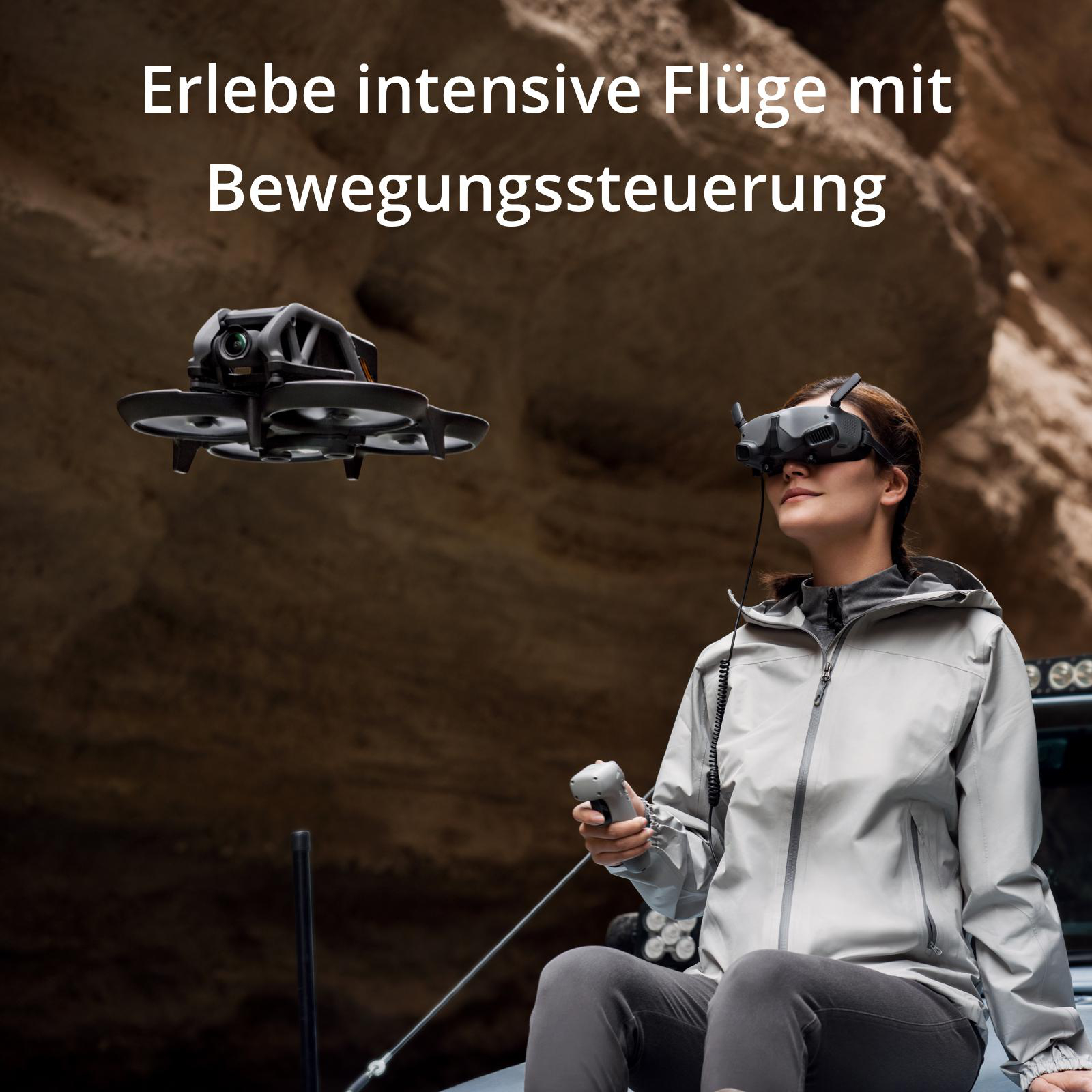 Frau mit VR-Brille und Drohne, Text: Erlebe intensive Flüge mit Bewegungssteuerung.