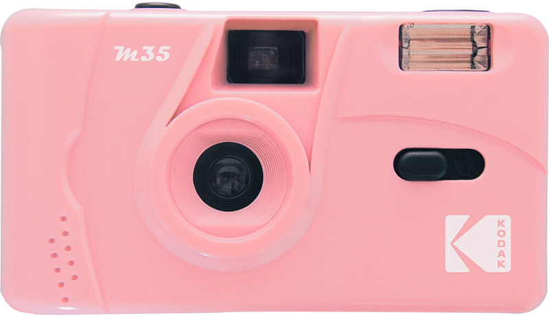 Rózsaszín Kodak M35 fényképezőgép objektívvel, vakuval és exponáló gombbal.
