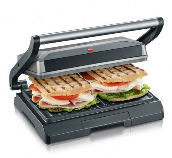 Praska do kanapek z kanapkami w środku. Góra jest zamknięta.