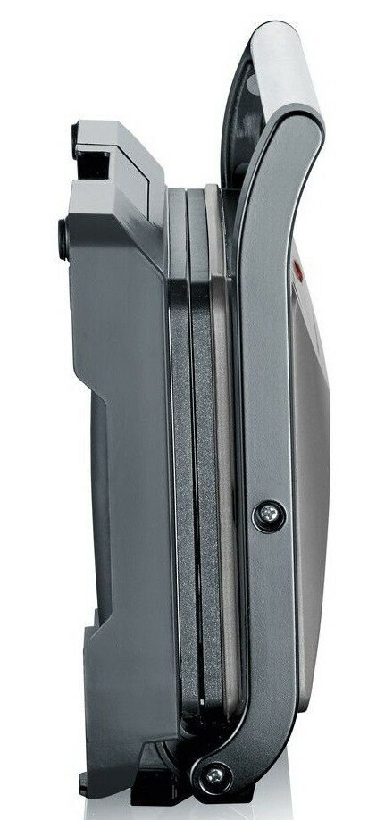 Szara prasa do panini. Jest zamknięta, widać jej profil boczny. Ma białą rączkę.