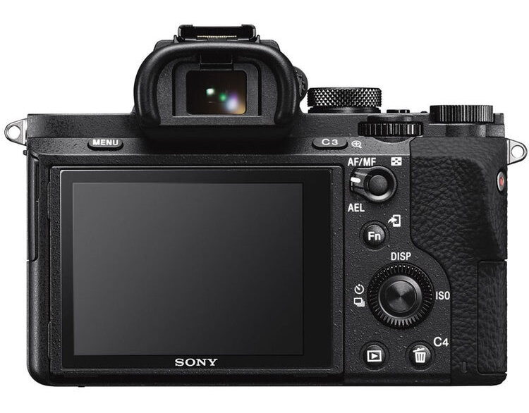 Tył aparatu z przyciskami, ekranem i wizjerem. Oznaczony marką Sony.