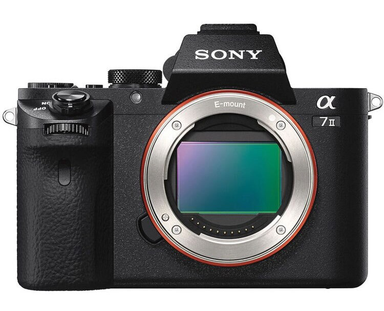 Czarny aparat Sony Alpha 7 II. Obiektyw jest punktem centralnym. Korpus jest czarny i ma wiele przycisków.