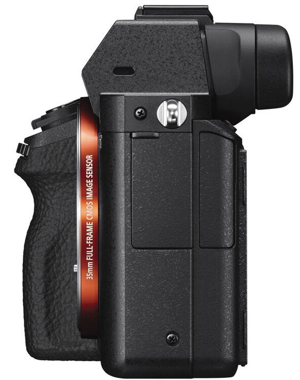 Czarny aparat Canon G7X. Obiektyw jest ustawiony ostro, a lampa błyskowa jest otwarta.