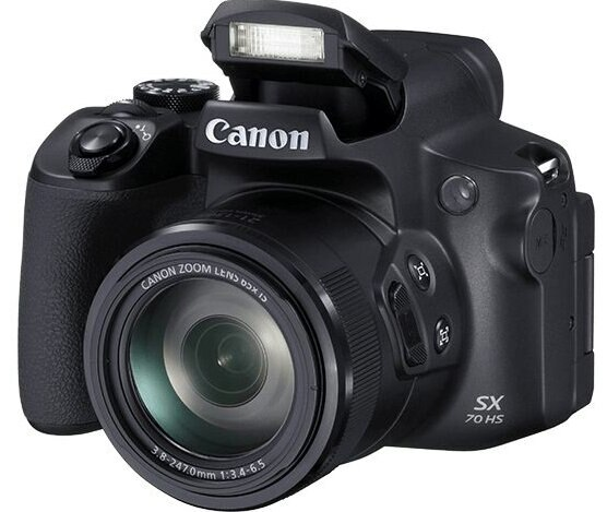 Czarny aparat Canon z otwartą lampą błyskową i obiektywem zmiennoogniskowym na białym tle.