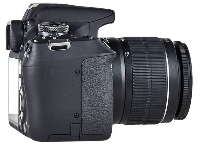 Czarny aparat z obiektywem, widok z boku. Uchwyt jest teksturowany. Obiektyw wystaje z korpusu.