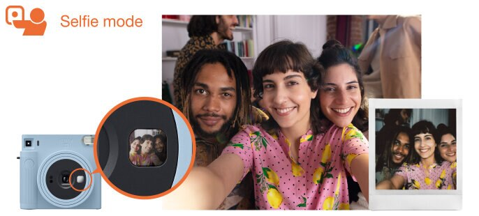 Jasnoniebieski aparat robi selfie trzem osobom. Tryb to selfie.