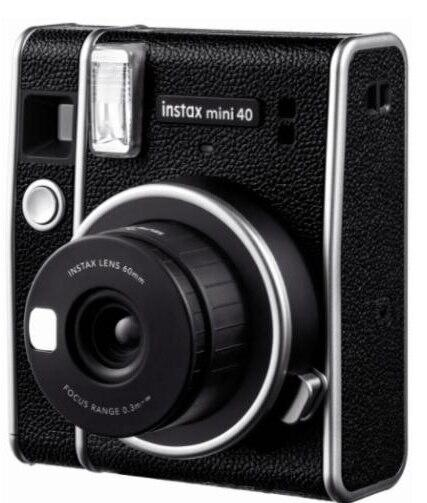 Czarny aparat natychmiastowy Instax Mini 40. Obiektyw jest na środku, z lampą błyskową na górze.