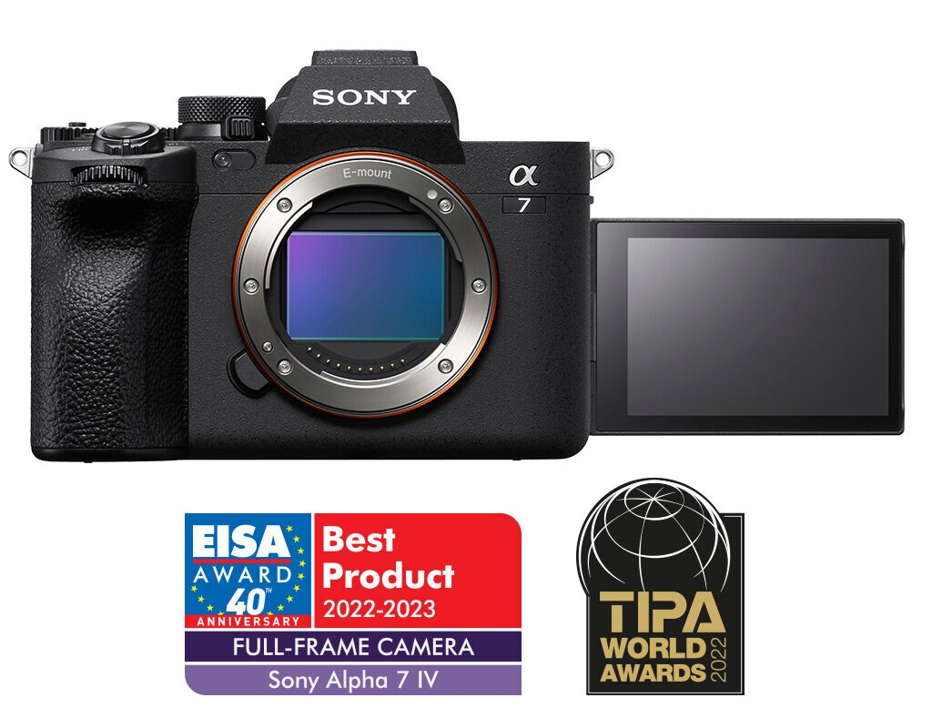 Czarny aparat Sony Alpha 7 IV z otwartym ekranem. Na dole znajdują się loga nagród.