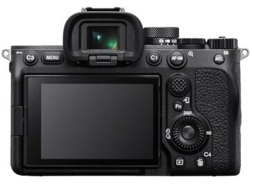 Tył czarnego aparatu. Posiada przyciski i ekran, z nazwą marki Sony.