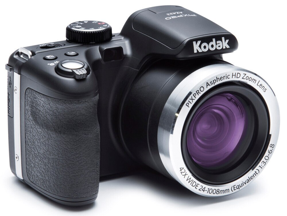 Czarny aparat Kodak ze srebrnym pierścieniem wokół obiektywu, na białym tle. Obiektyw jest fioletowy.