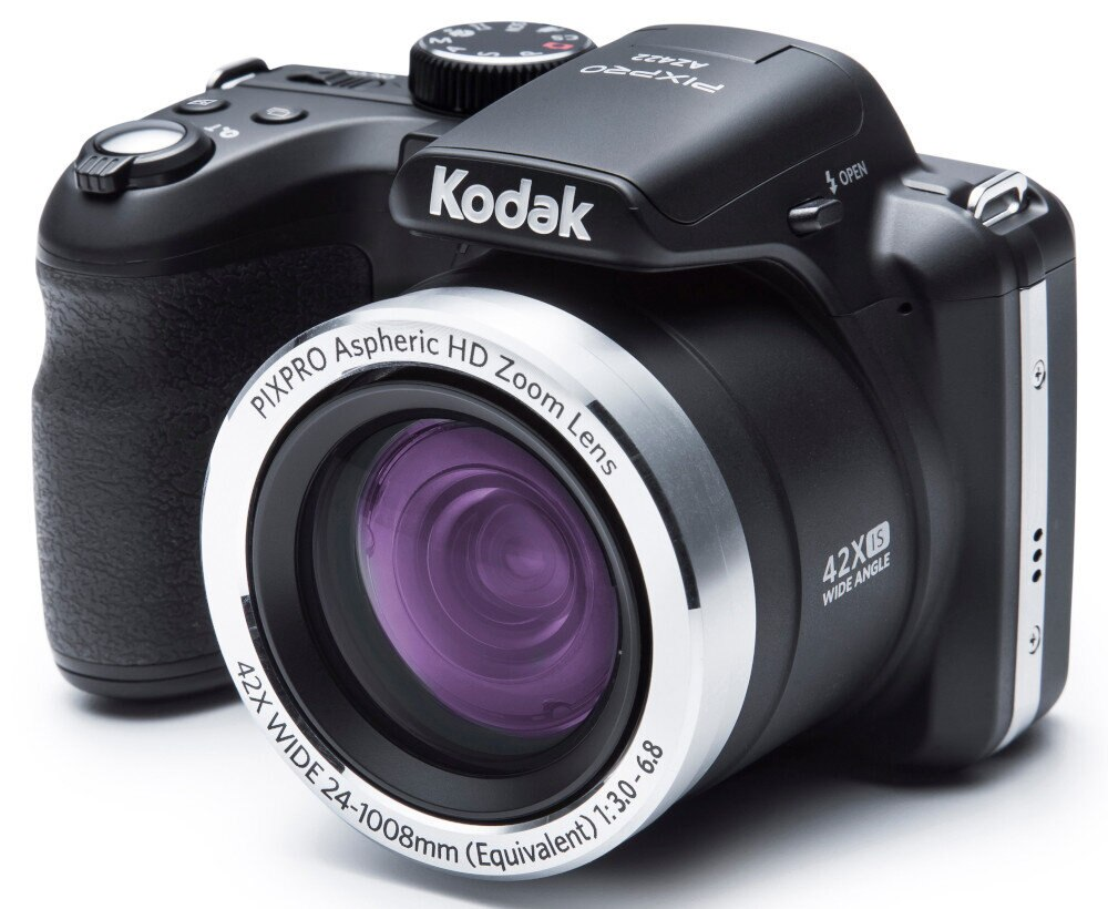 Czarny aparat Kodak z obiektywem. Obiektyw ma srebrny pierścień i fioletowe wnętrze. Aparat jest na białej powierzchni.