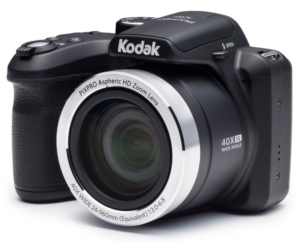 Czarny aparat cyfrowy Kodak, widok pod kątem, dominuje obiektyw, z logo Kodak.