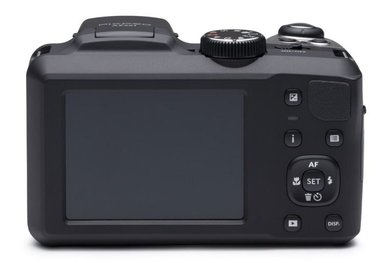 Czarny aparat DSLR z dużym ekranem i przyciskami, na białym tle.