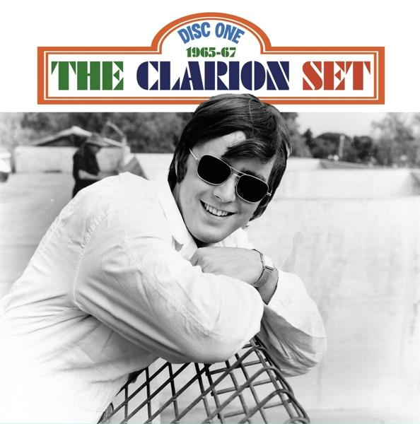 Albumcover mit einem lächelnden Mann mit Sonnenbrille, der sich an ein Geländer lehnt, mit Vintage-Ästhetik.