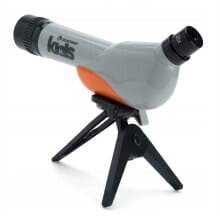 Szary i pomarańczowy teleskop na czarnym statywie, białe tło.