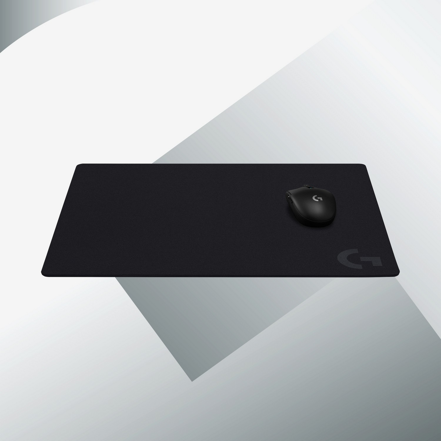 Souris noire sur tapis de souris noir, fond gris.