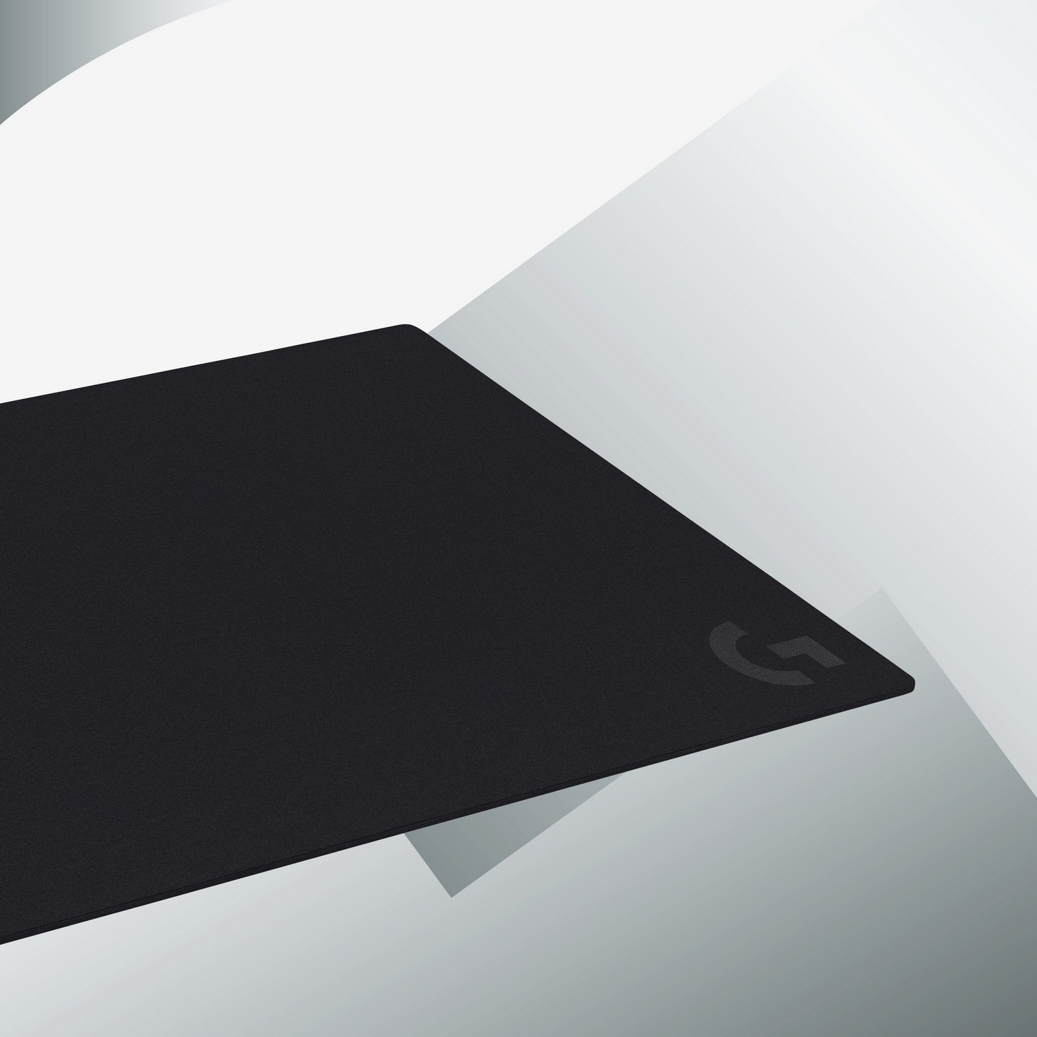 Tapis de souris noir avec logo sur fond blanc et gris.