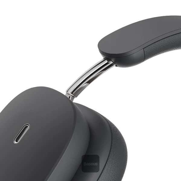 Beyaz bir arka plan üzerinde siyah kulaklıkların yakın çekimi. Kulaklıkların gümüş bir kolu ve bir USB-C bağlantı noktası var.