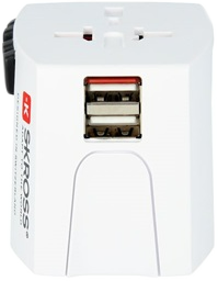 Fehér SKROSS utazó adapter. USB portokkal rendelkezik.