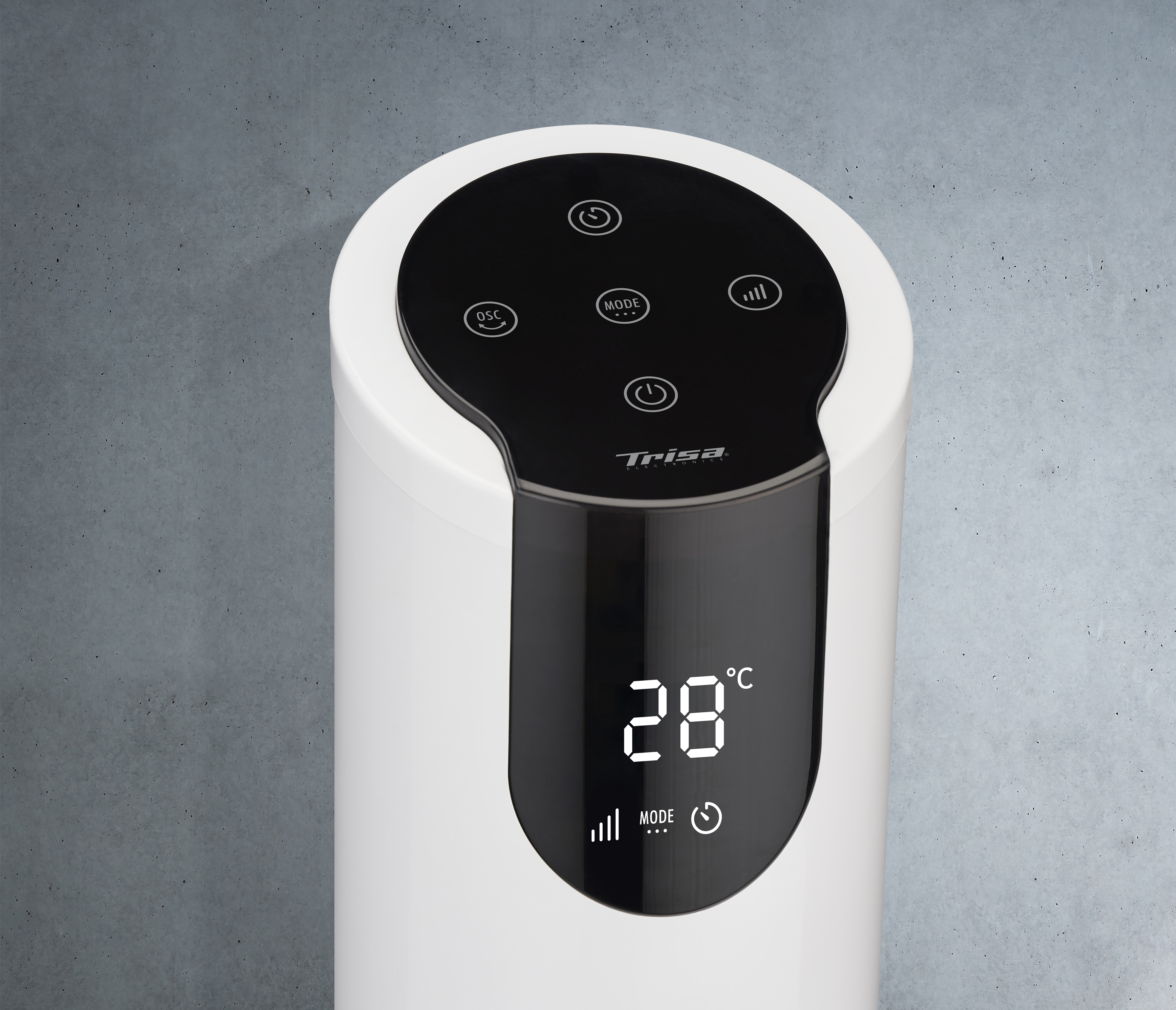 Ein weiß-schwarzer Ventilator mit digitaler Anzeige 28°C. Hintergrund ist eine graue Betonwand.