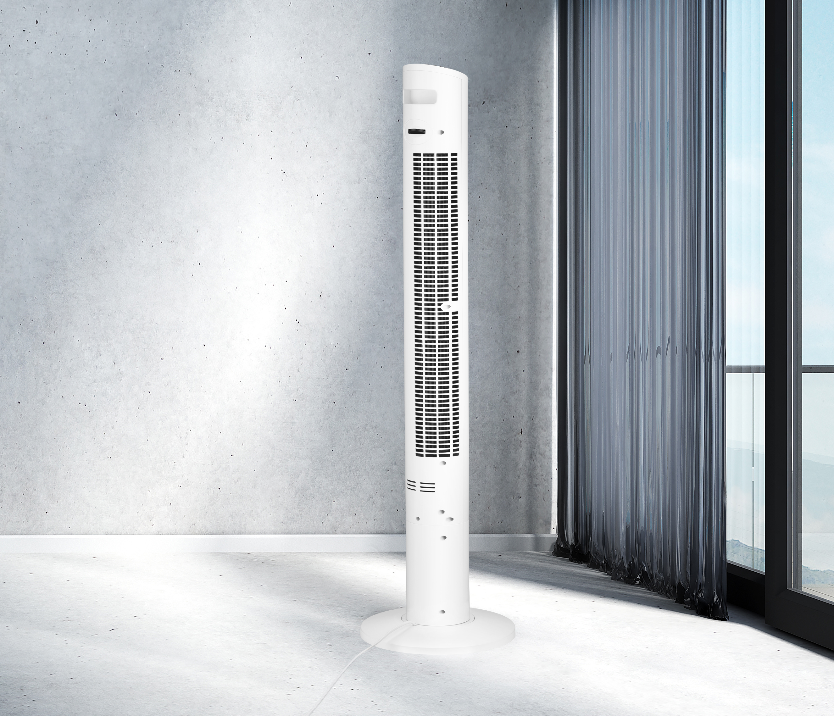 Ein weißer Turmventilator steht in einem Raum mit Betonwänden und einem Fenster mit dunklen Vorhängen.