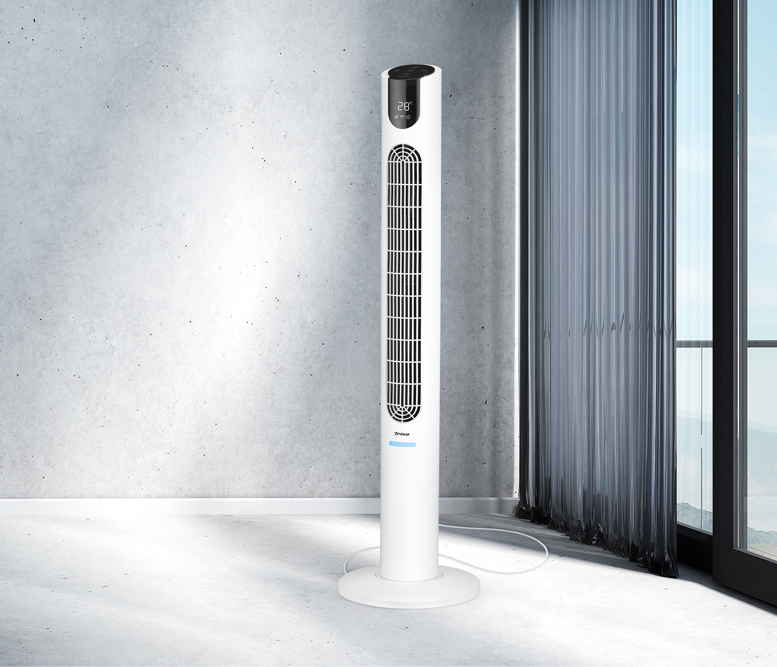 Weißer Turmventilator mit Digitalanzeige. In einem Raum mit Betonwand, Fenster und grauen Vorhängen.