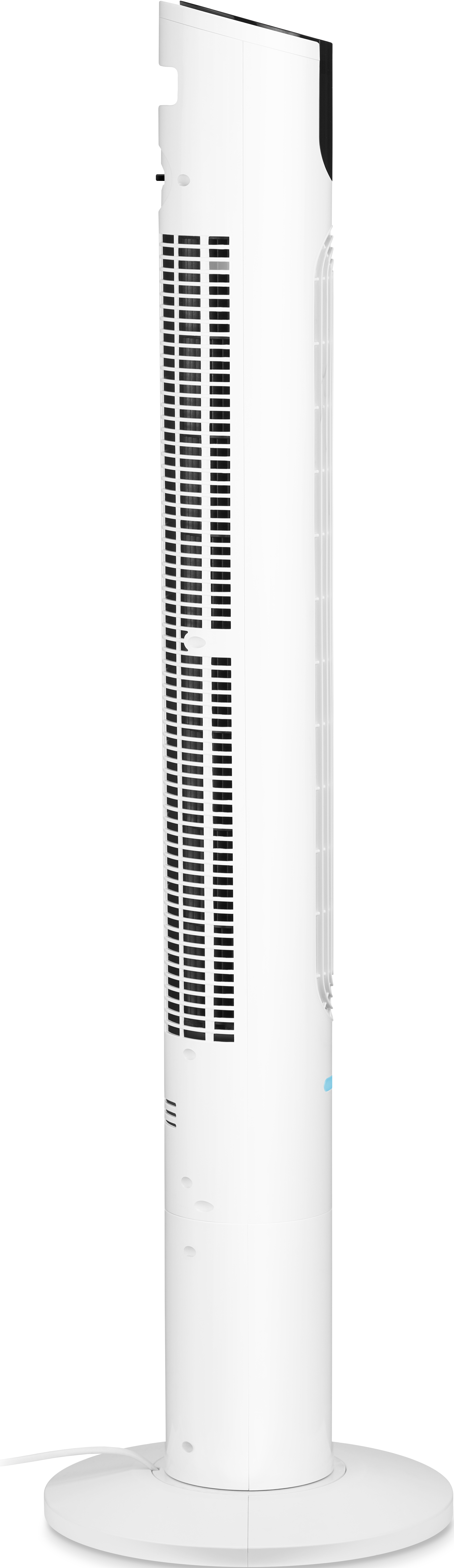 Ein weißer Turmventilator steht auf einem weißen Sockel mit schwarzem Lüftungsschlitz. Der Hintergrund ist weiß.