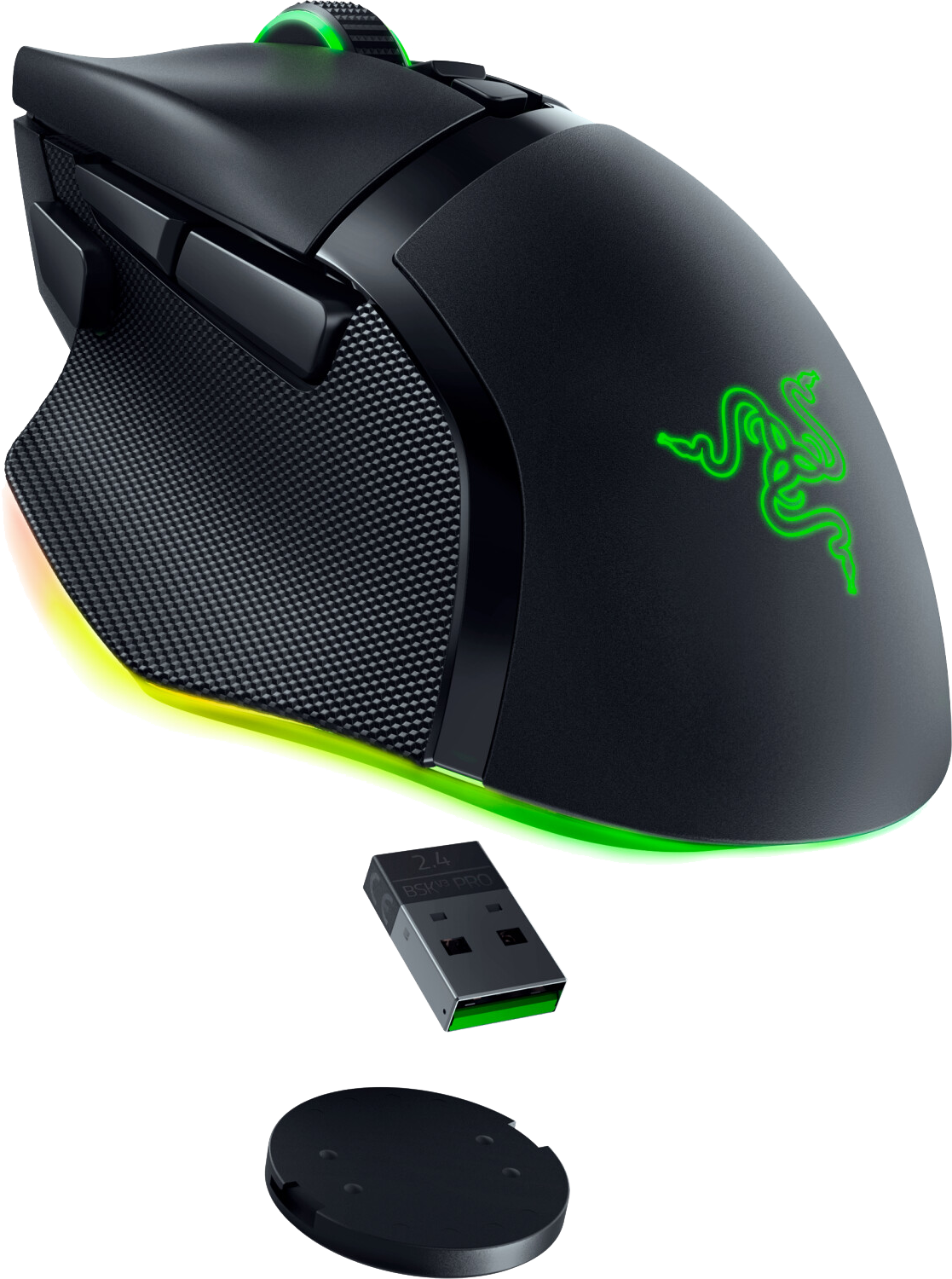 Fekete gaming egér RGB világítással. Egy USB vevő és töltőállomás is a képben van.
