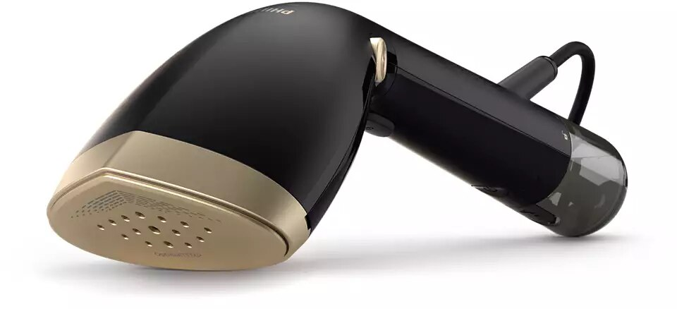 Czarny i złoty ręczny parownik do ubrań, widok z kąta.