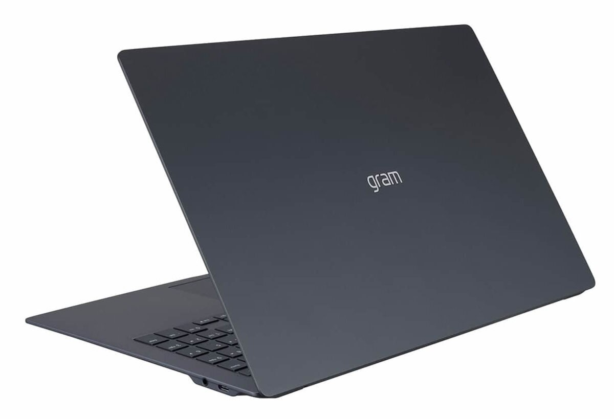 Ciemnoszary laptop LG Gram ze słowem 'gram' na plecach.