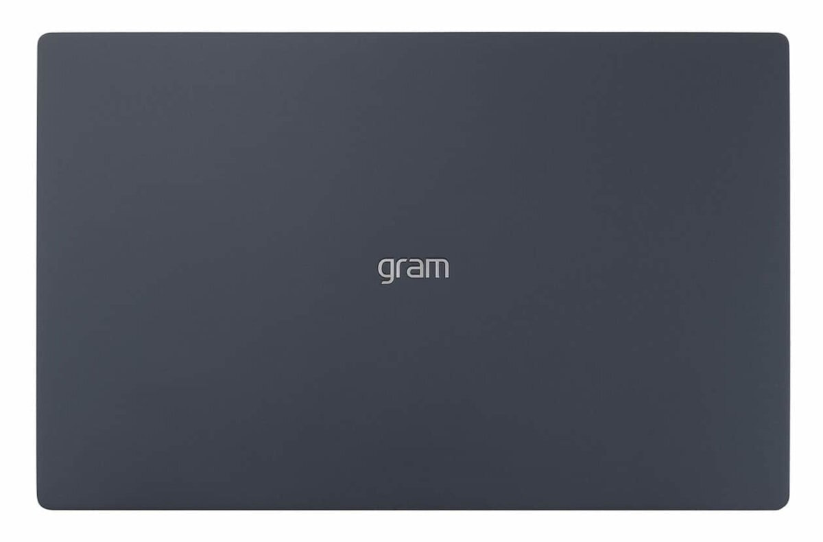 Ciemnoszara pokrywa laptopa z nazwą marki "gram" na środku. Powierzchnia jest gładka.