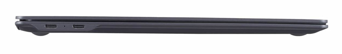 Czarny laptop na białym tle, widok z boku.