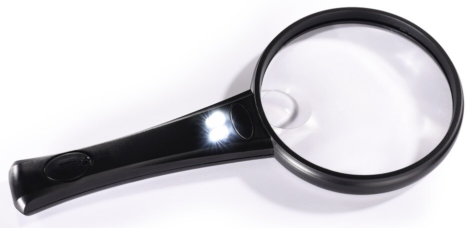 Lupa z oświetleniem LED na białym tle.