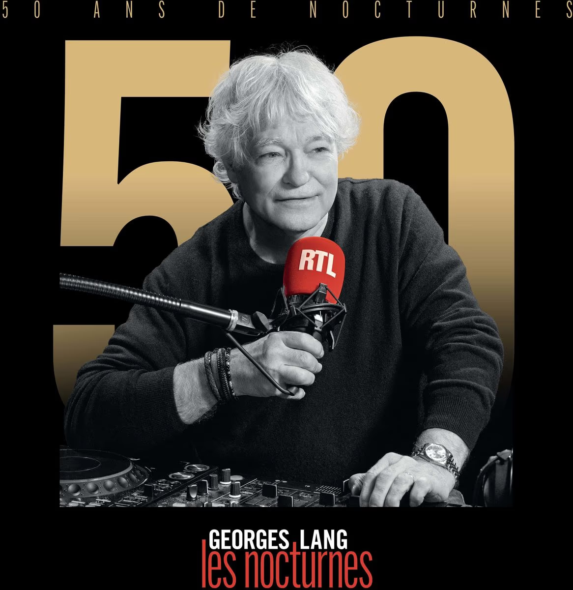 Georges Lang avec un micro RTL. '50 ans de nocturnes' est écrit au-dessus. Fond noir.