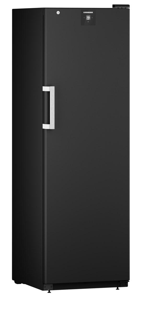 Schwarzer Kühlschrank, Gesamtansicht. Griff links, Digitalanzeige oben. Weißer Hintergrund.
