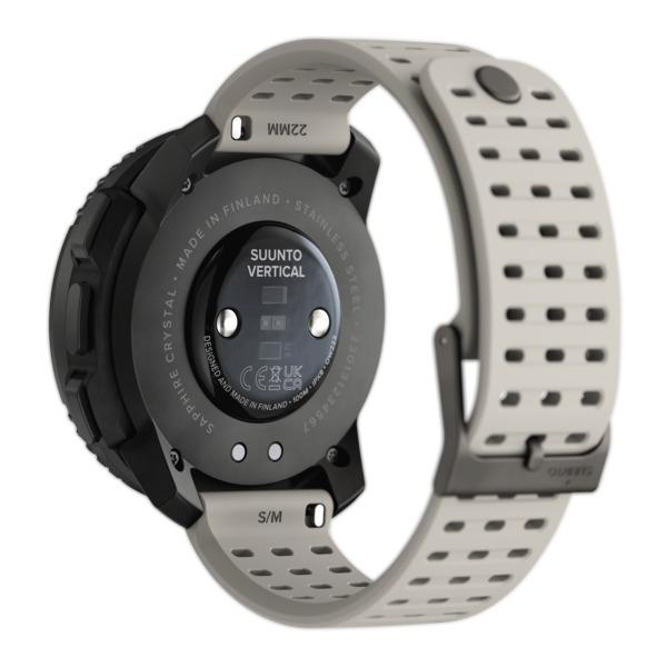 Die Rückseite einer Suunto-Uhr mit hellgrauem Armband und schwarzem Gehäuse.
