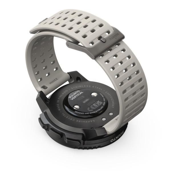 Nahaufnahme einer grauen Uhr. Das Uhrenarmband ist hellgrau und das Gehäuse schwarz.