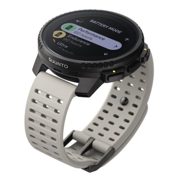 Eine schwarze Suunto Smartwatch mit weißem Armband. Das Zifferblatt zeigt Batterie- und Modusinformationen.