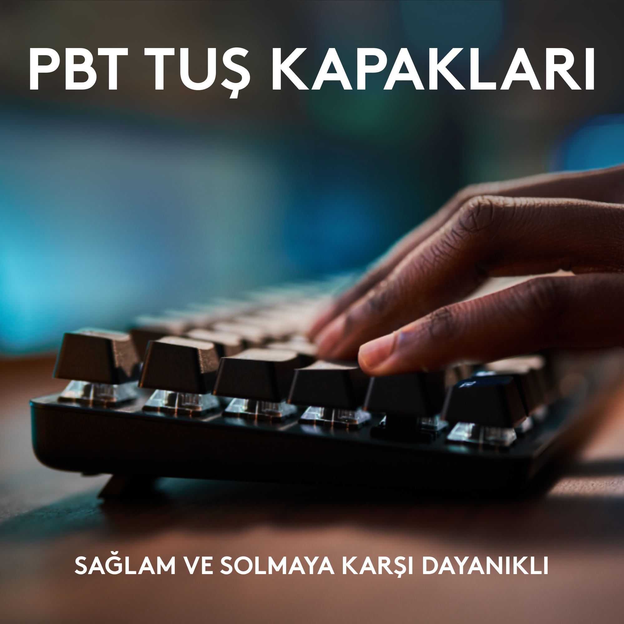 Eller siyah bir klavyede yazıyor, 'PBT KEYCAPS' metni. Arka plan bulanık.