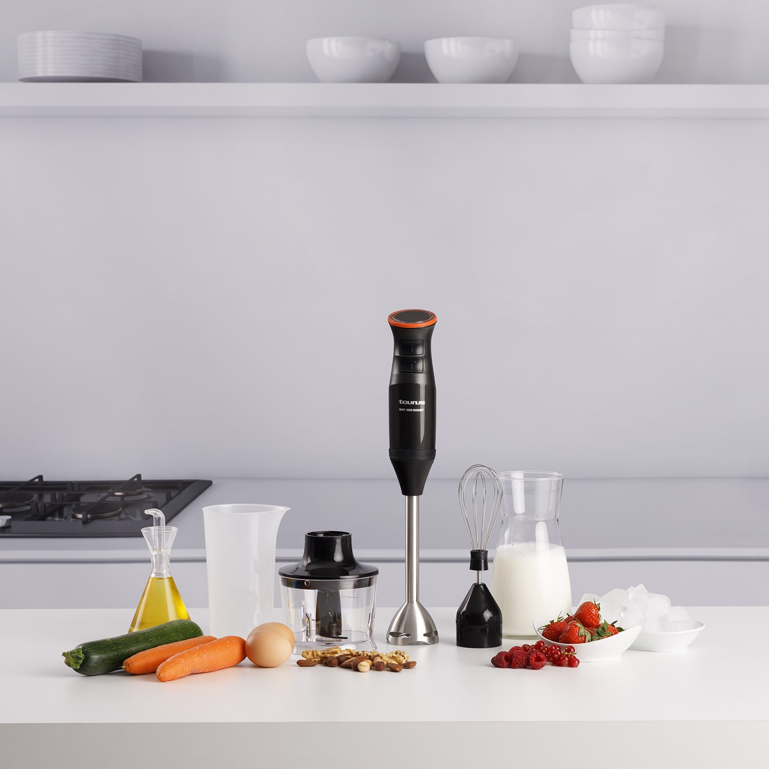 Encimera de cocina con licuadora, verduras, nueces y otros ingredientes para un batido.